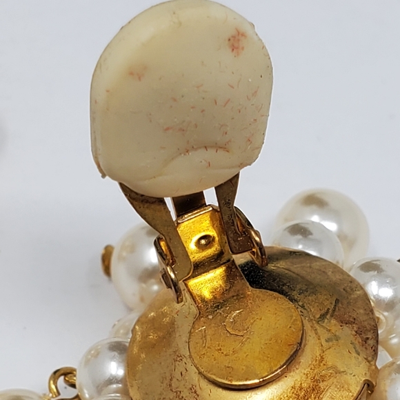 Vintage faux cluster pearl clip on earrings in Great used condition - Picture 3 of 8